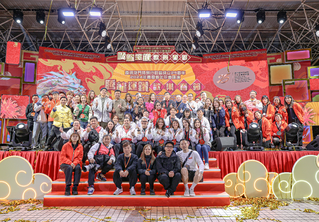 騰龍運鑽 歡樂春節：舞台表演與嘉賓合照